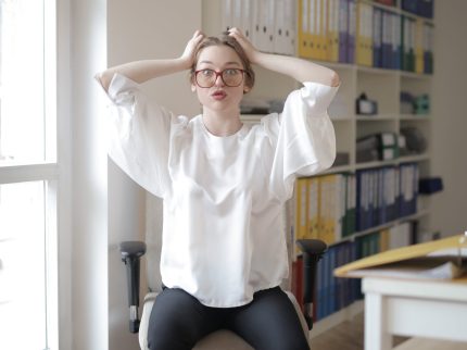 femme débordée